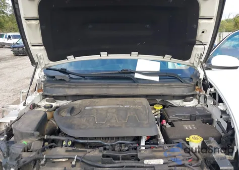 2015 Jeep Cherokee Latitude z USA, uszkodzony, nr VIN 1C4PJMCS9FW571427